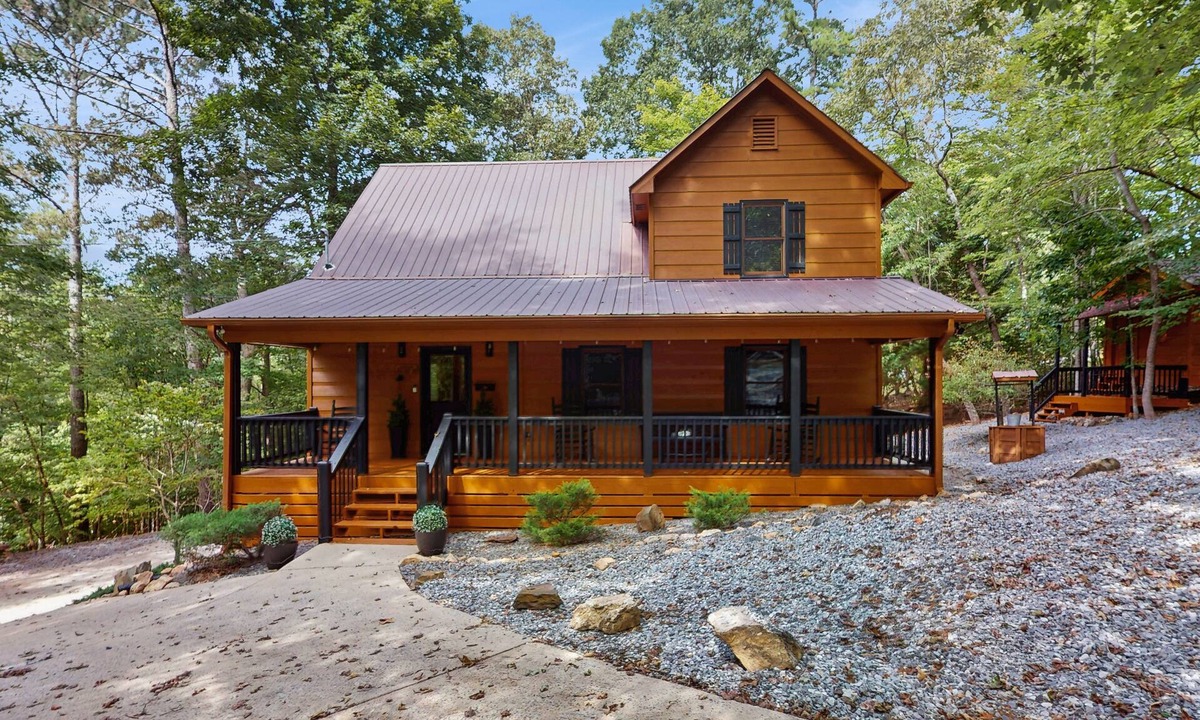 Ellijay Cabin | Secluded cabin with hot tub, fire pit, corn hole & amazing scenic views