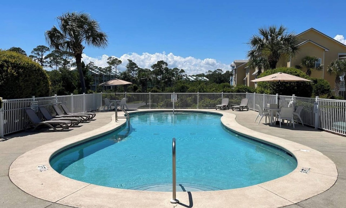 Innerarity Townhomes House | Serenita Ora: Quiet Waterfront Unit with 2 Kayaks!