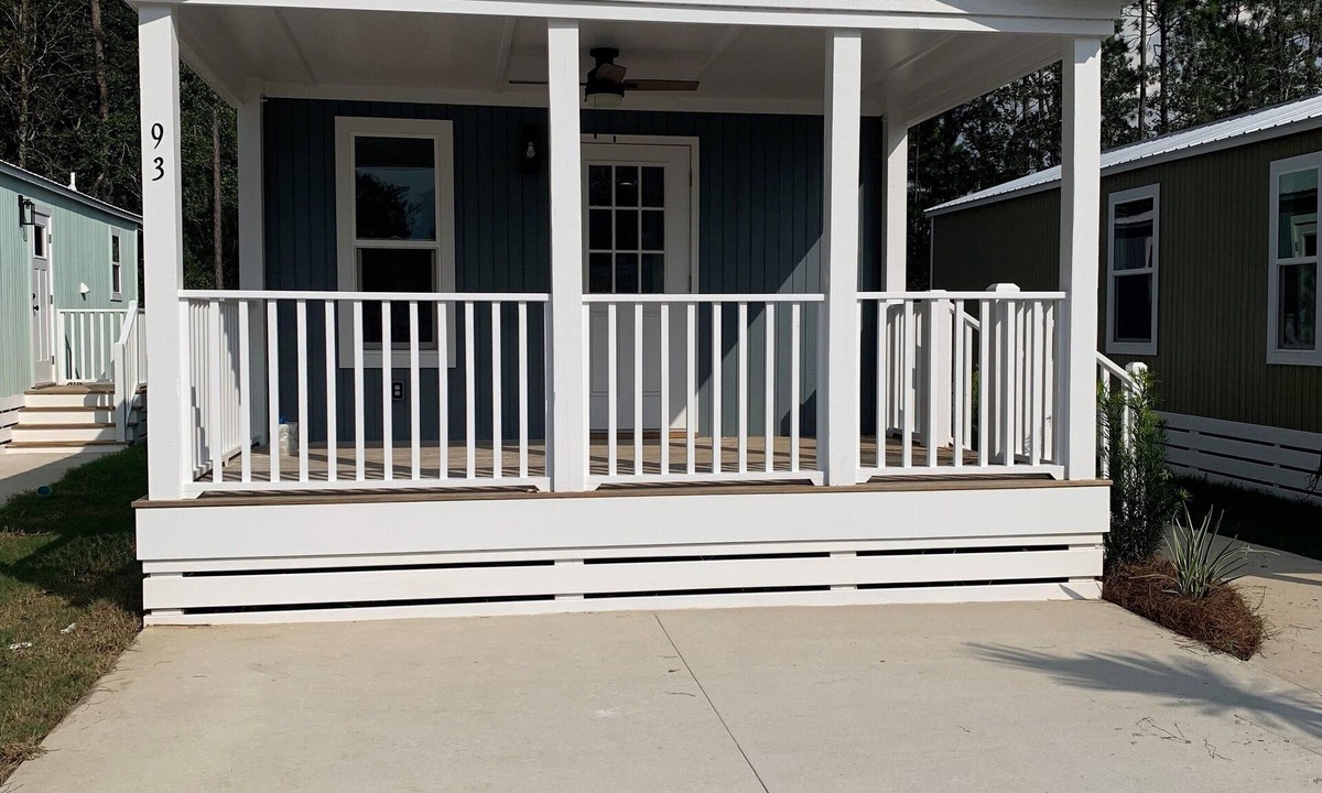 Freeport Cottage | Short drive to the beautiful 30-A beaches! Cozy Riverwalk Landing Cottage 2-B