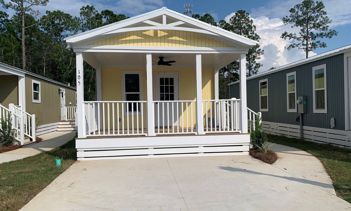Freeport Cottage | Short drive to the beautiful 30-A beaches! Cozy Riverwalk Landing Cottage 4-D