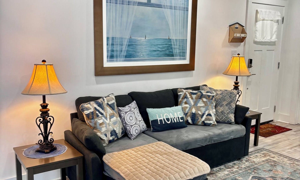 Gulfport House | SHORT WALK2BEACH,SUNSETS,FISHING,IslandView Casino, Aquarium, Jones Park, Harbor