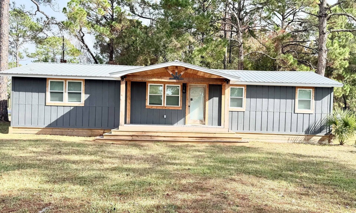 Magnolia Bluffs House | Sirens Rest-Small Town Charm- Minutes to the Beach