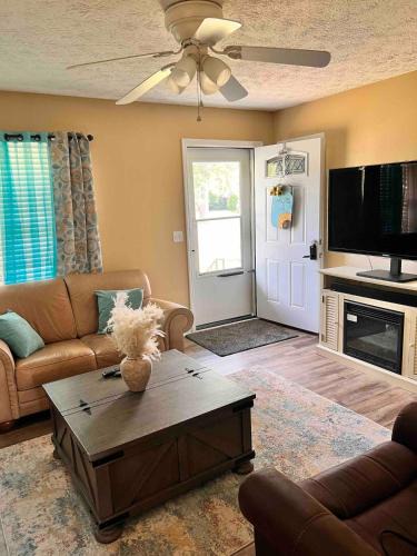 Vidalia Villa | Sleeps 10 Travelers Haven