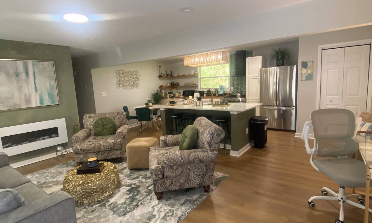 Candler-McAfee House | Sleeps 6 Upscale 2BR/2BA Retreat near Mercedes-Benz Stadium & Major international sporting event