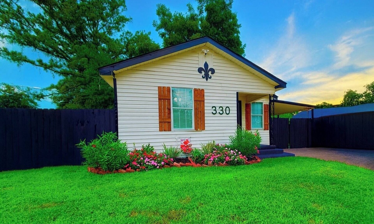 Alexandria House | Sleeps 8 - Enjoy 3-bedroom Welcoming Cottage in Alex Near Downtown/Med Center