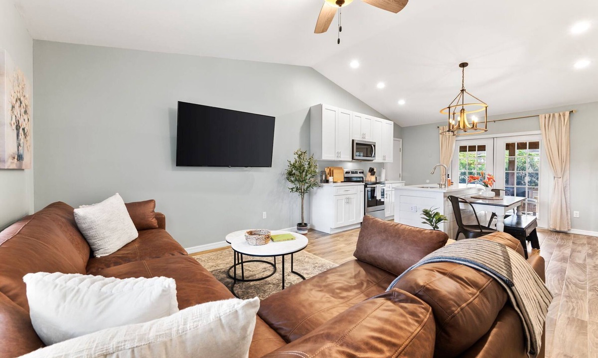St. Augustine House | Sleeps 8 -Near Shrine Club/Boat Ramp/Pet Friendly