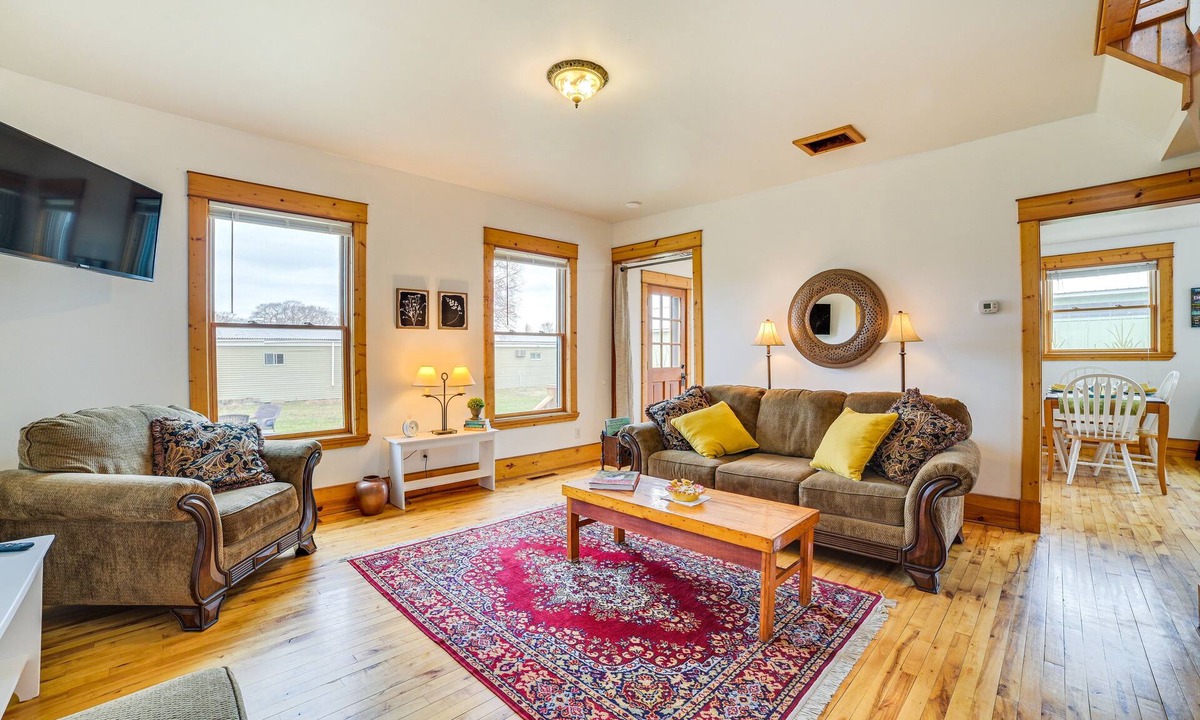 Mackinaw City House | Snowmobiling Hub! Mackinaw City Home 3 Mi to Beach
