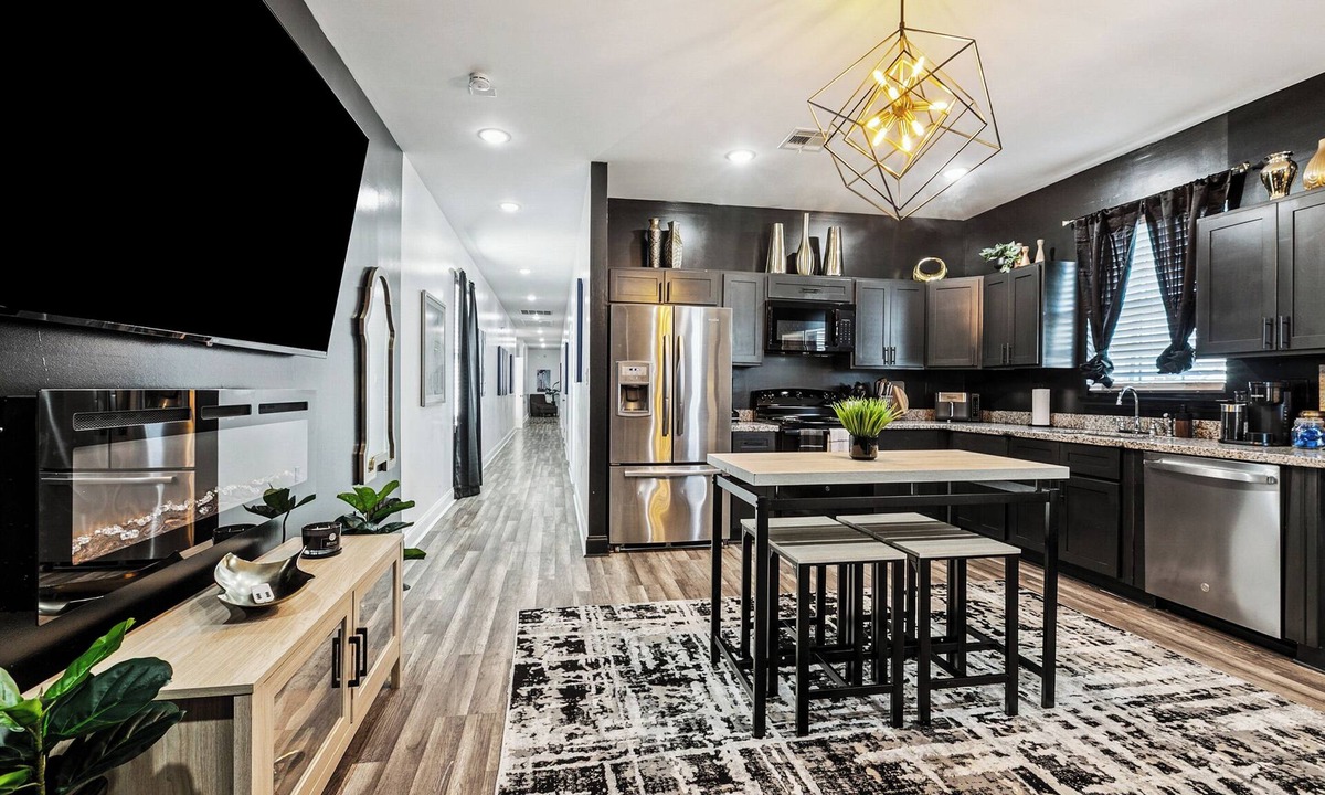 Saint Claude House | Spacious 10BR NOLA Home, Perfect for Groups, King bed