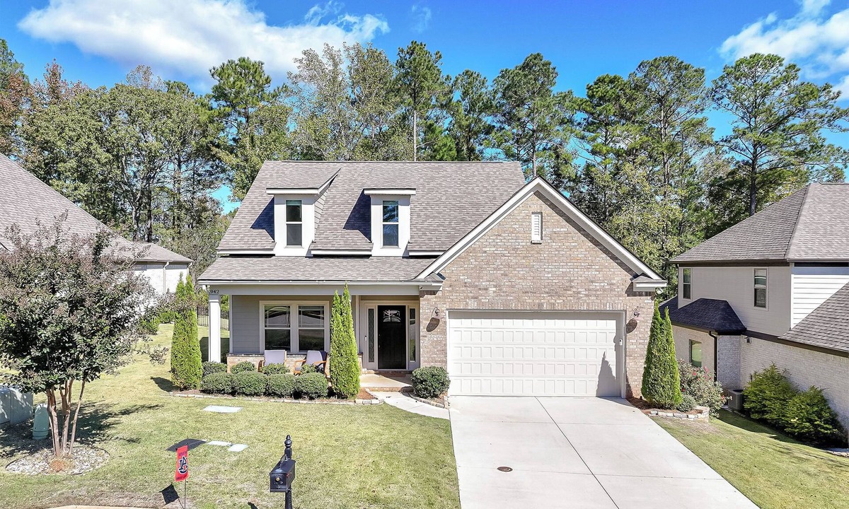 Auburn House | Spacious 4-bedroom home with Scenic Golf Views close to campus.