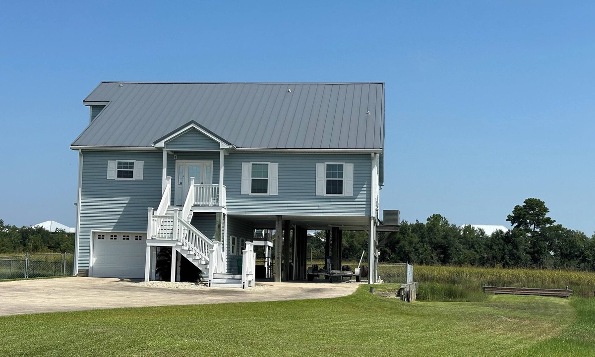 Shoreline Park House | Spacious 4-bedroom house on the water, Outdoor Living area, Bay St. Louis.