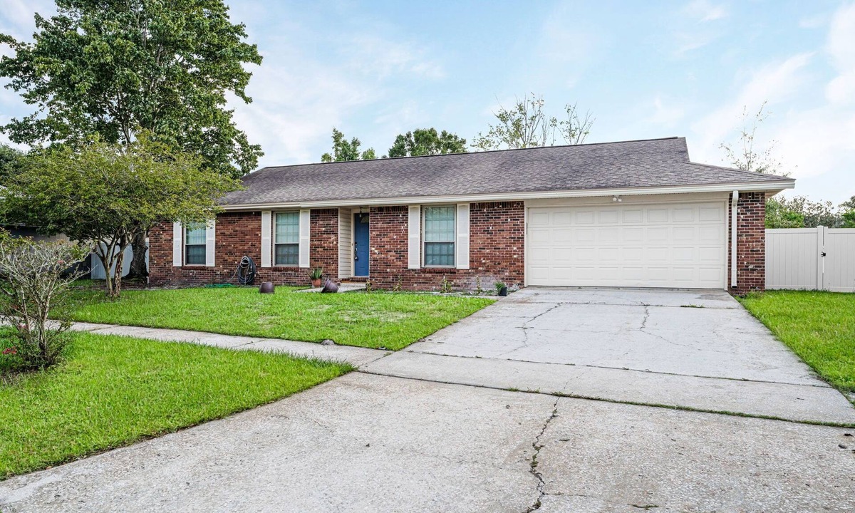 Sandalwood House | Spacious 4BR/2BA Fam Haven with quick commute