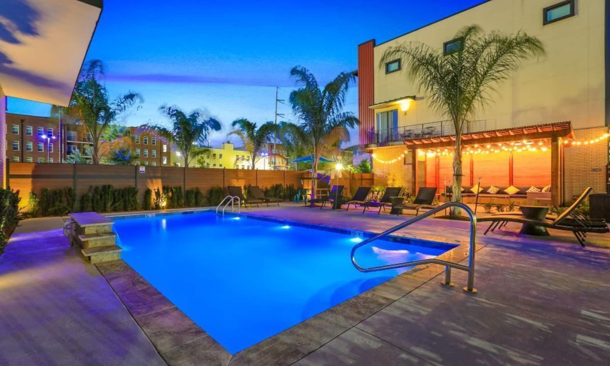 Mid-City House | Spacious 4BR Home w/Pool & Parking !