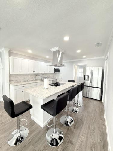 Fort Walton Beach Villa | Spacious 5BR Beach Villa -1 Minute to Beach