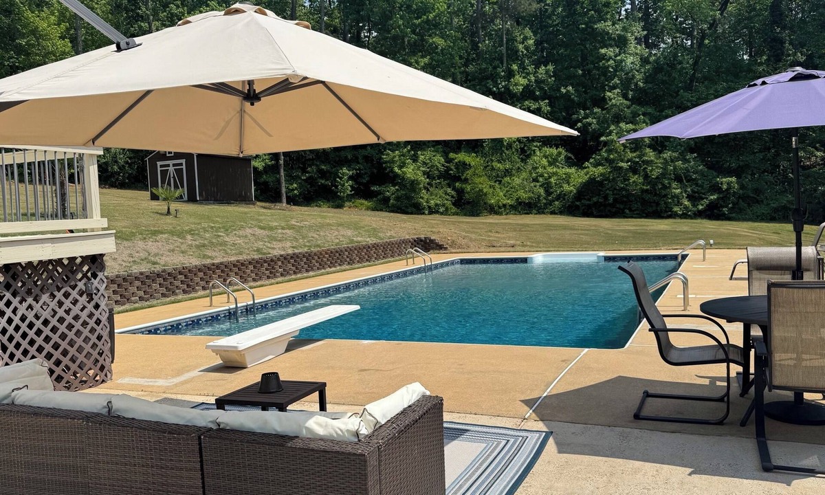 Church Street House | Spacious 6-bedroom hse on 3 acres in amazing Atlanta w Sauna, Pool, Tennis Court