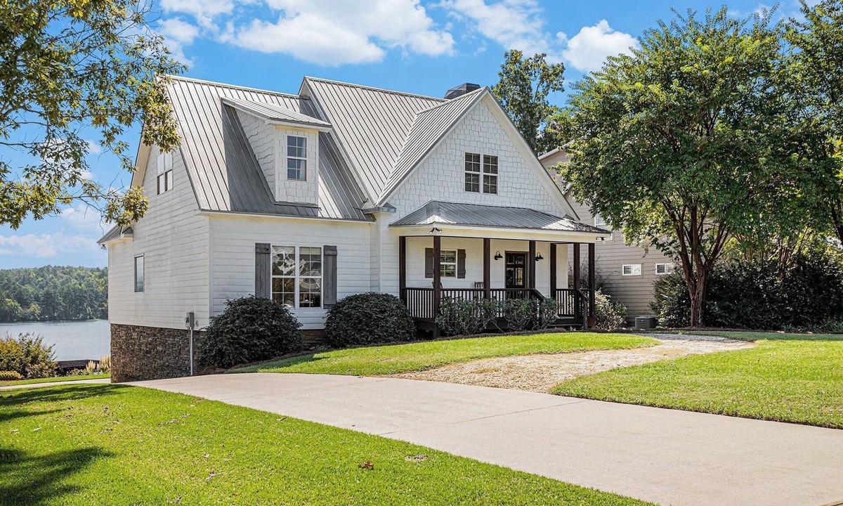Columbiana House | Spacious 7-bedroom water front Lakehouse on lovely Lay Lake