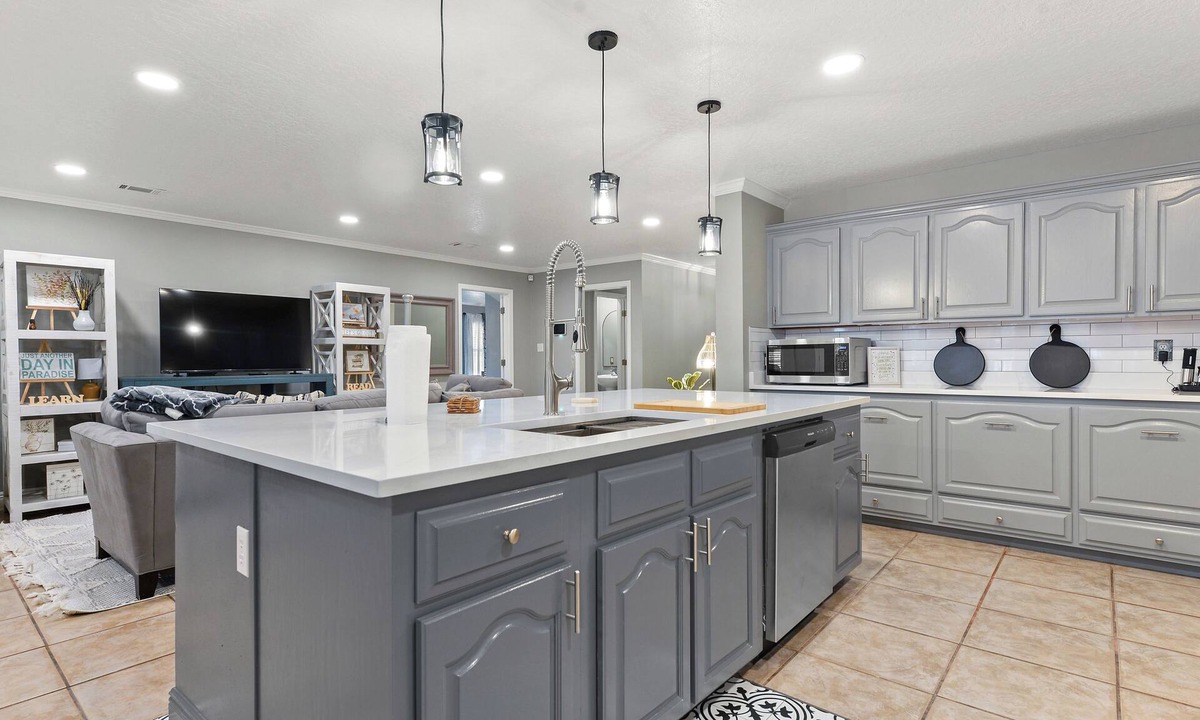 Kreole House | Spacious, cozy retreat, close to beaches, shopping, food & fun @ the Gulf Coast