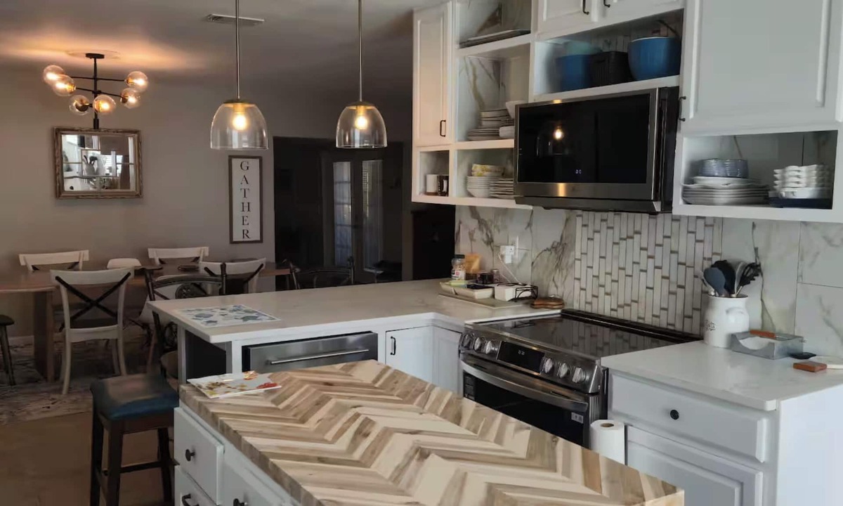Wright House | Spacious Cul-de-Sac Retreat w/2 Master Suites