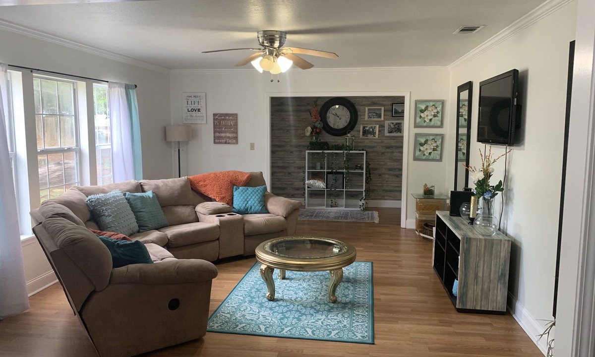 Laurel House | Spacious family home close to food, fun, and historic venues!