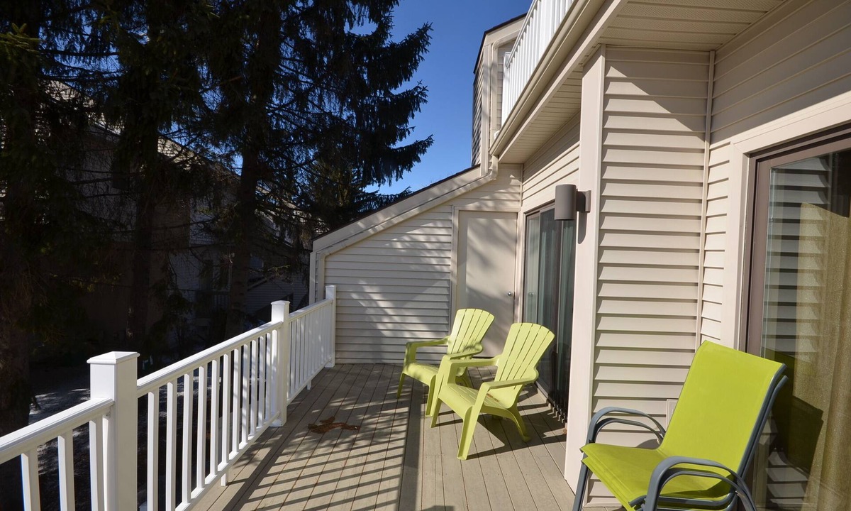 Acme Condo | Spacious golf course condo near Traverse City. Air conditioning.