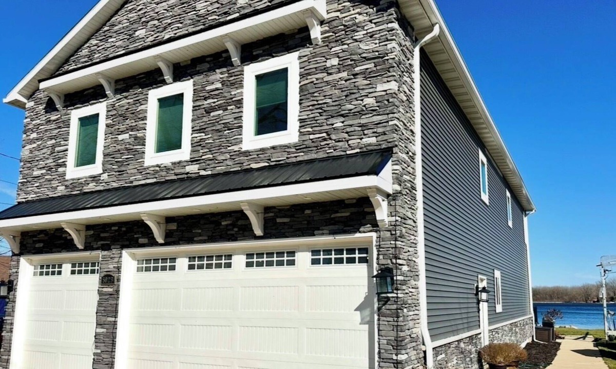 Haslett House | Spacious Lake Lansing Home 6-bedrooms 4.5 bathrooms.