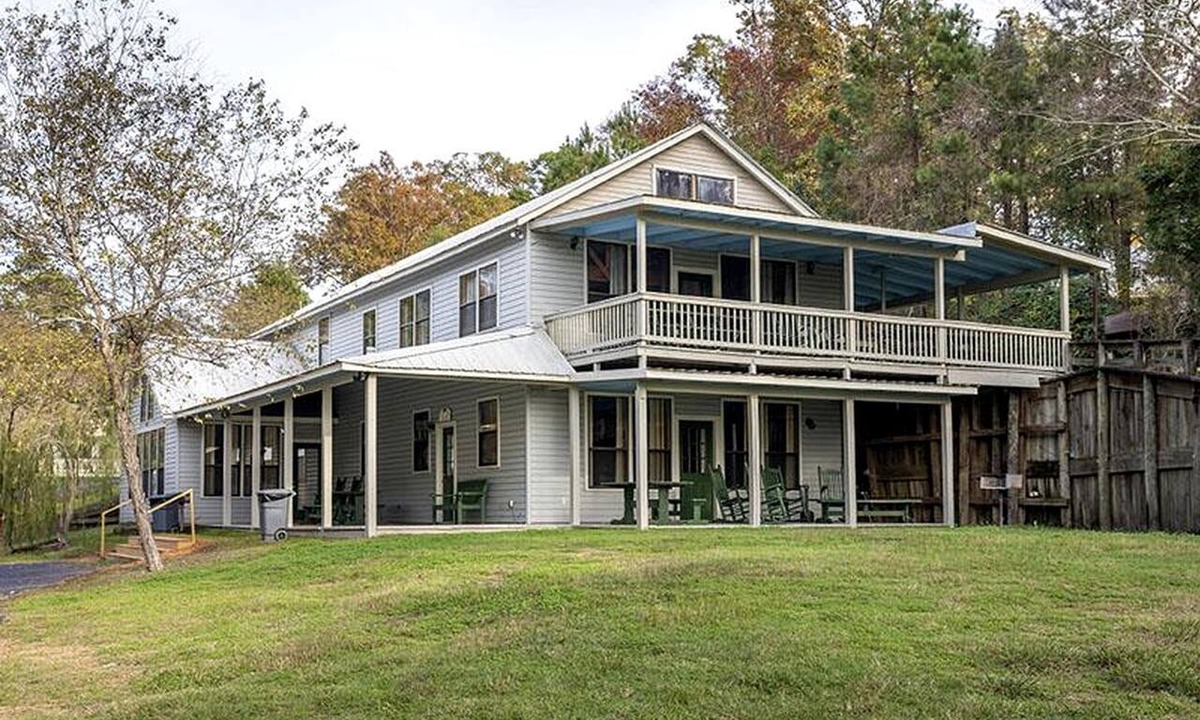 Zwolle Cabin | Spacious Lakeview Triplex Cabin with Water Park Access Near Zwolle, Louisiana