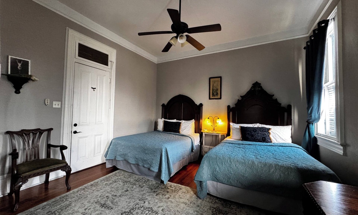 Treme Bed & Breakfast | Spacious lovely Double Queen Suite-Ensuite-Salt Pool surrounded by Tropical Gardens.