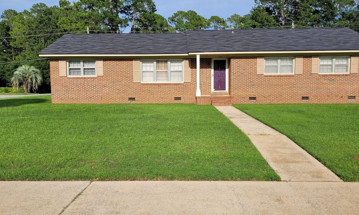 Albany House | SPACIOUS SAFE HOME CLOSE TO HOSPITAL, MALL, & RESTAURANTS WITH BEAUTIFUL YARD!