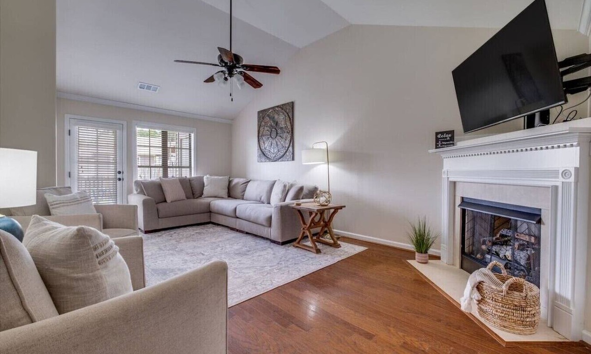 Hoover House | Spacious townhouse near the MET and Finley Center!