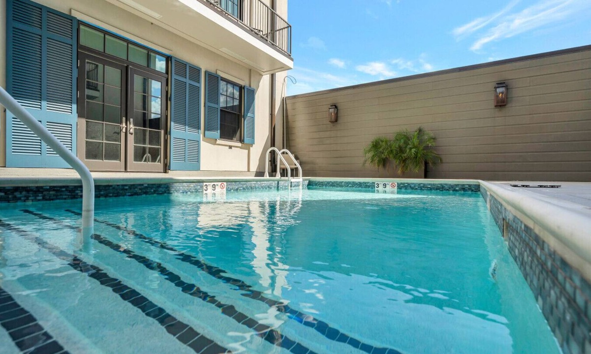 Central Business District Apartment | St Charles Ave Condo | Streetcars, Parking, Pool!