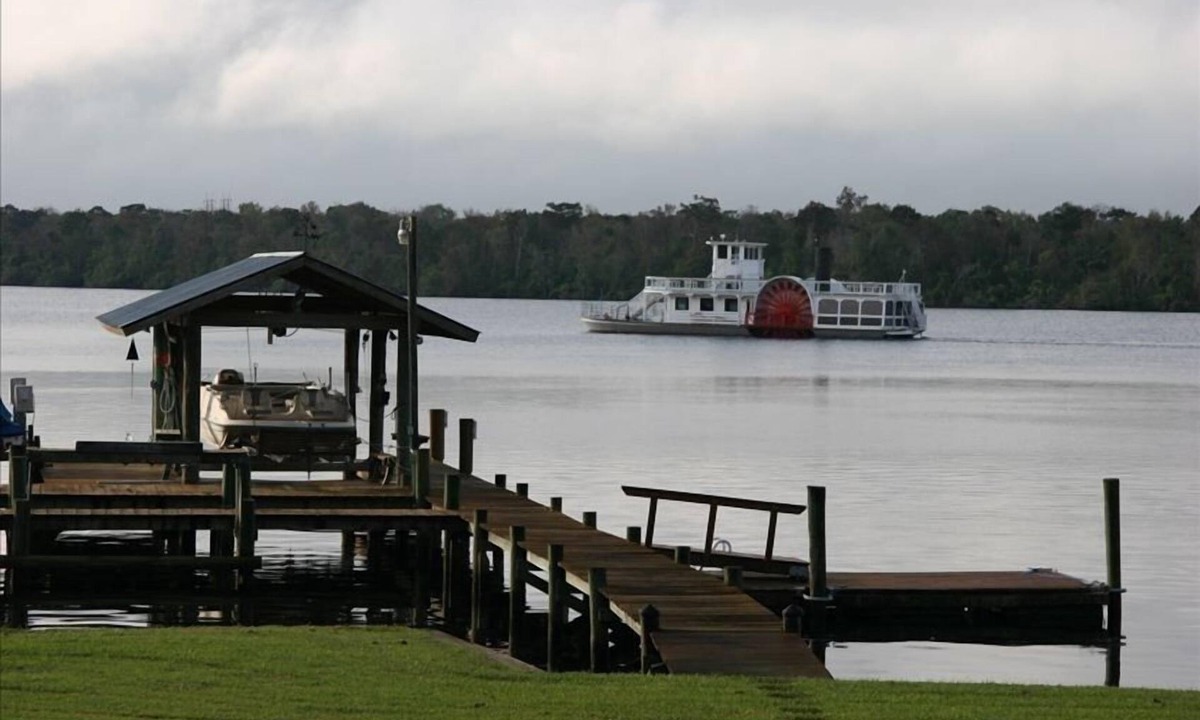 East Palatka House | St Johns River Front Home Huge Deck, Dock & Boathouse & Wifi