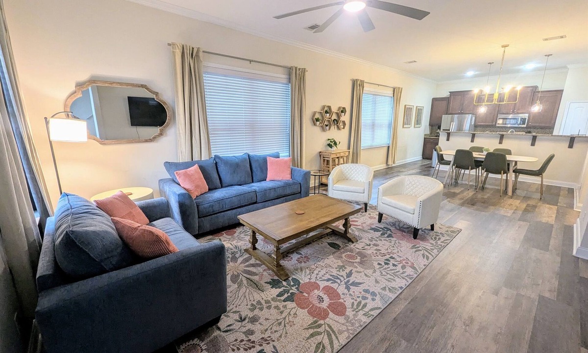 Thomas Square House | Starland Escape *Walkable with Off-street Parking*
