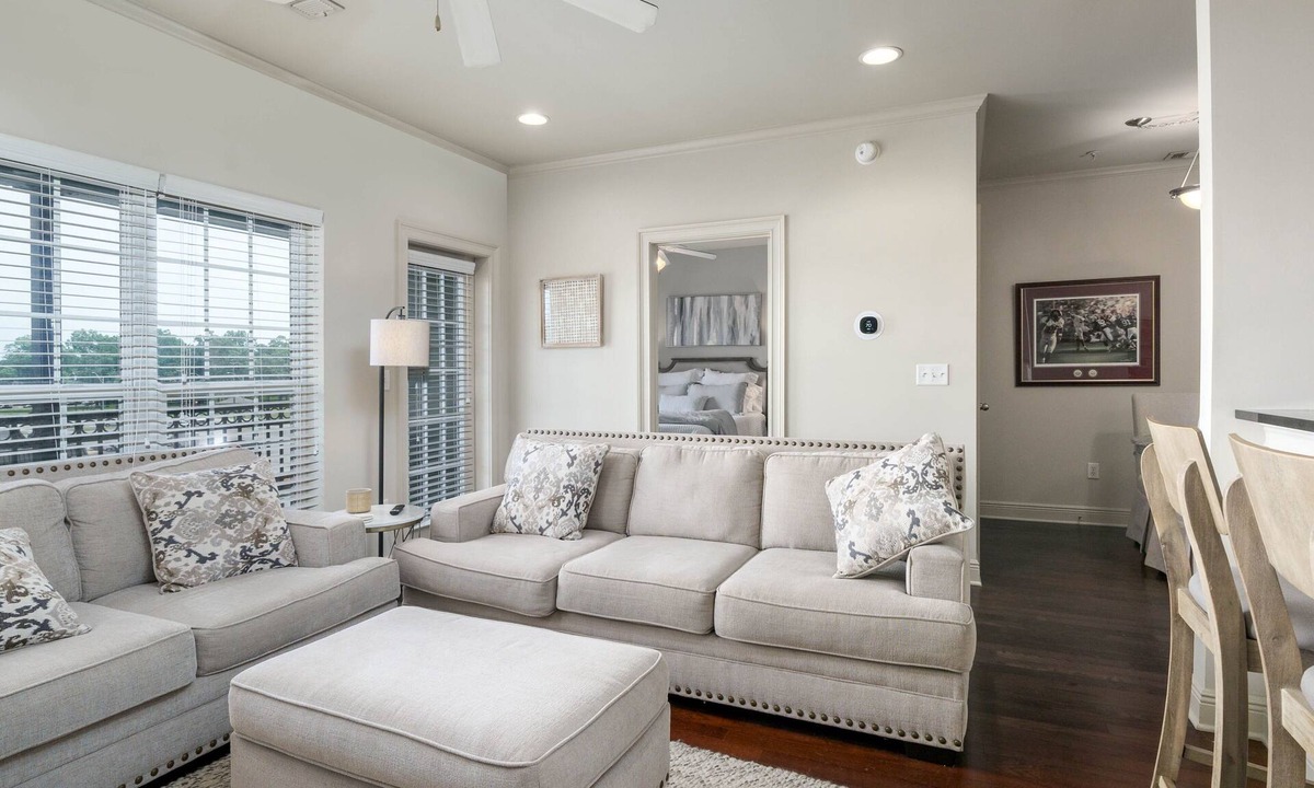 Tuscaloosa Condo | Stay in Style: Fabulous 2 Bedroom Condo Minutes from Campus with Covered Porch, Pool, and Gym!