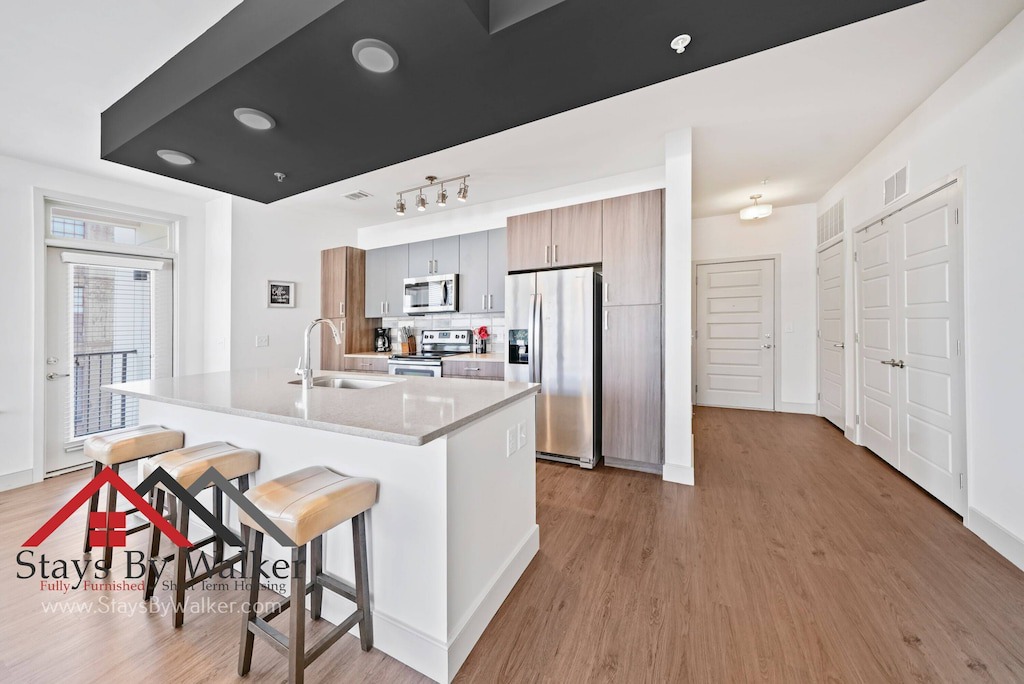 Oakland Condo | Steps From Downtown 2BR/2B ★ King Beds ★ Cable + Wi-Fi ★ Balcony (1200 SqFt)