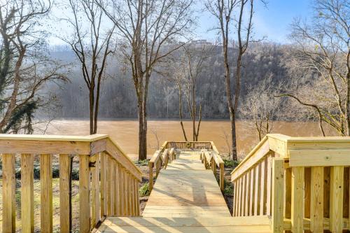 Mountain View House | Steps to White River: Mountain View Home w/Deck!