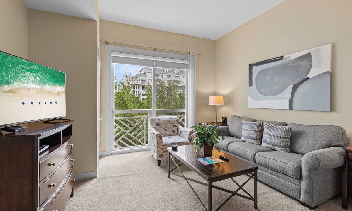 Baytowne Wharf Condo | Stunning Bahia Studio Condo at Wharf! Beach Tram, Tropical Pool, and Hot Tub!