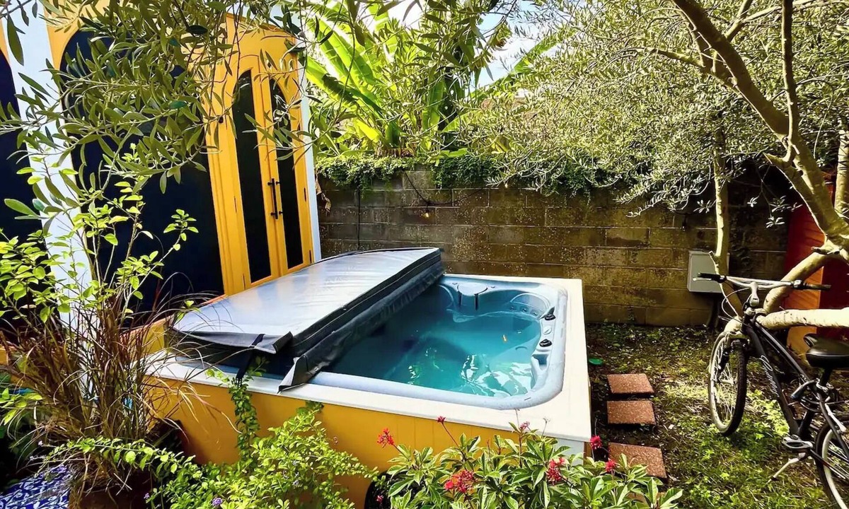 Bywater House | Stunning Converted Victorian Church: Garden, HotTub, 3-bedroom, WiFi, AC