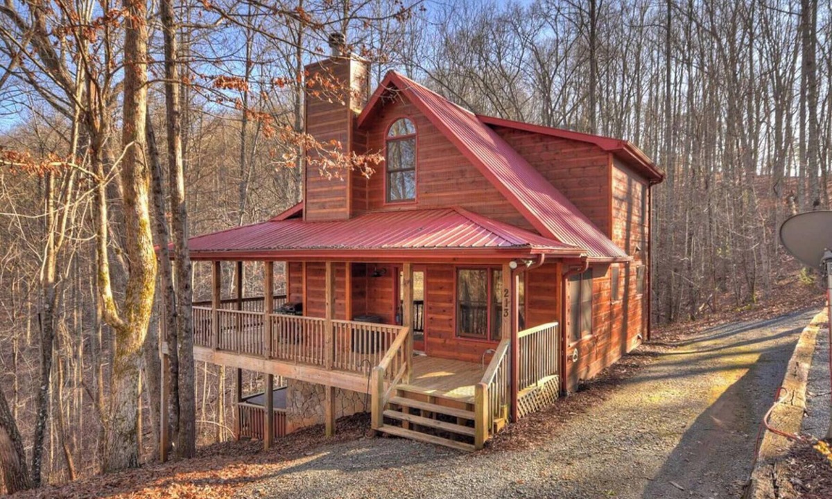 Blue Ridge Cabin | Stunning fall views! Private, easy access, just minutes to downtown Blue Ridge!