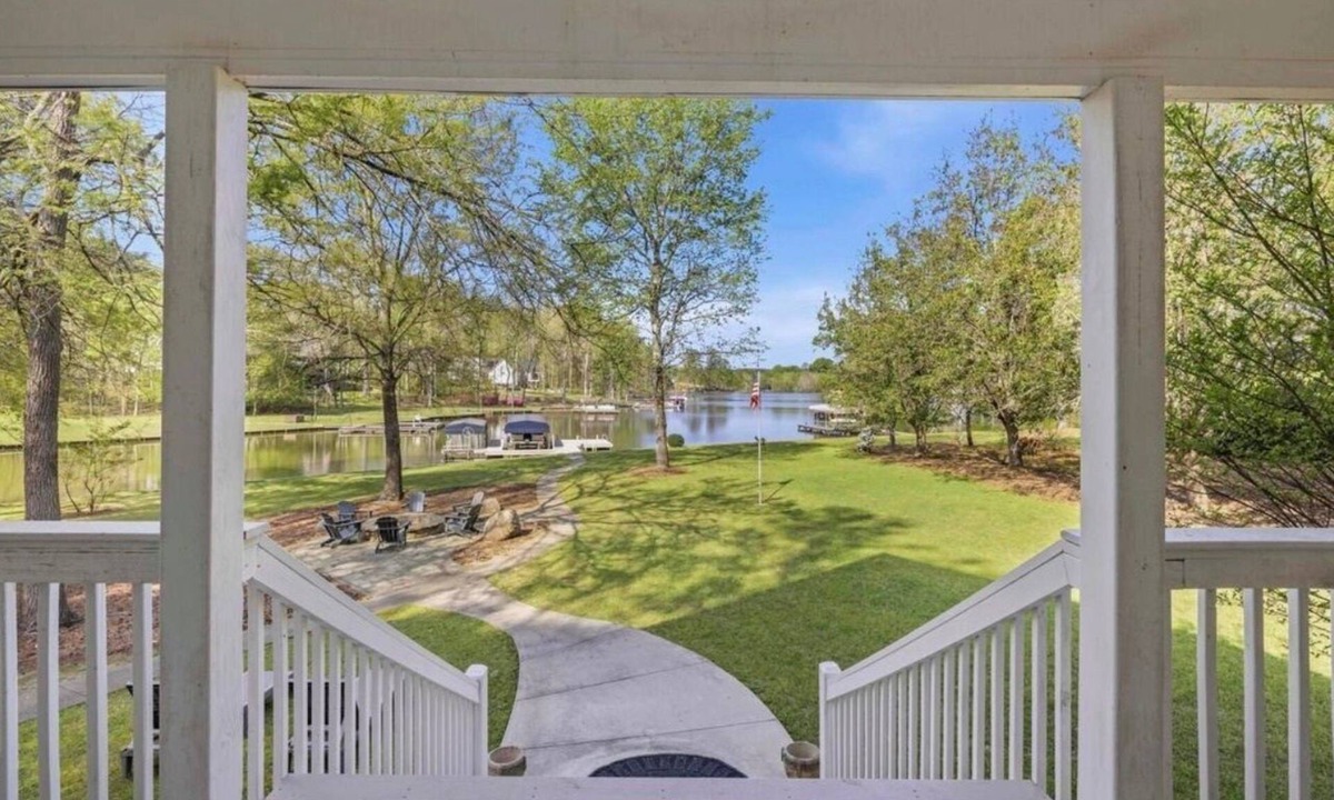 Lake Oconee House | Stunning lakefront views for a perfect sunset!
