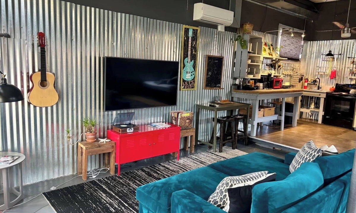Algiers Point Apartment | Stylish Algiers Point studio with king bed. Steps to ferry, minutes to French Quarter.