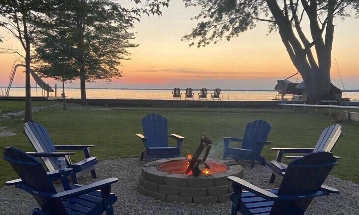 Anchorville House | Sunset Bay: Your Dream Summer Getaway at Sunset Bay – Lakefront Views & Adventure
