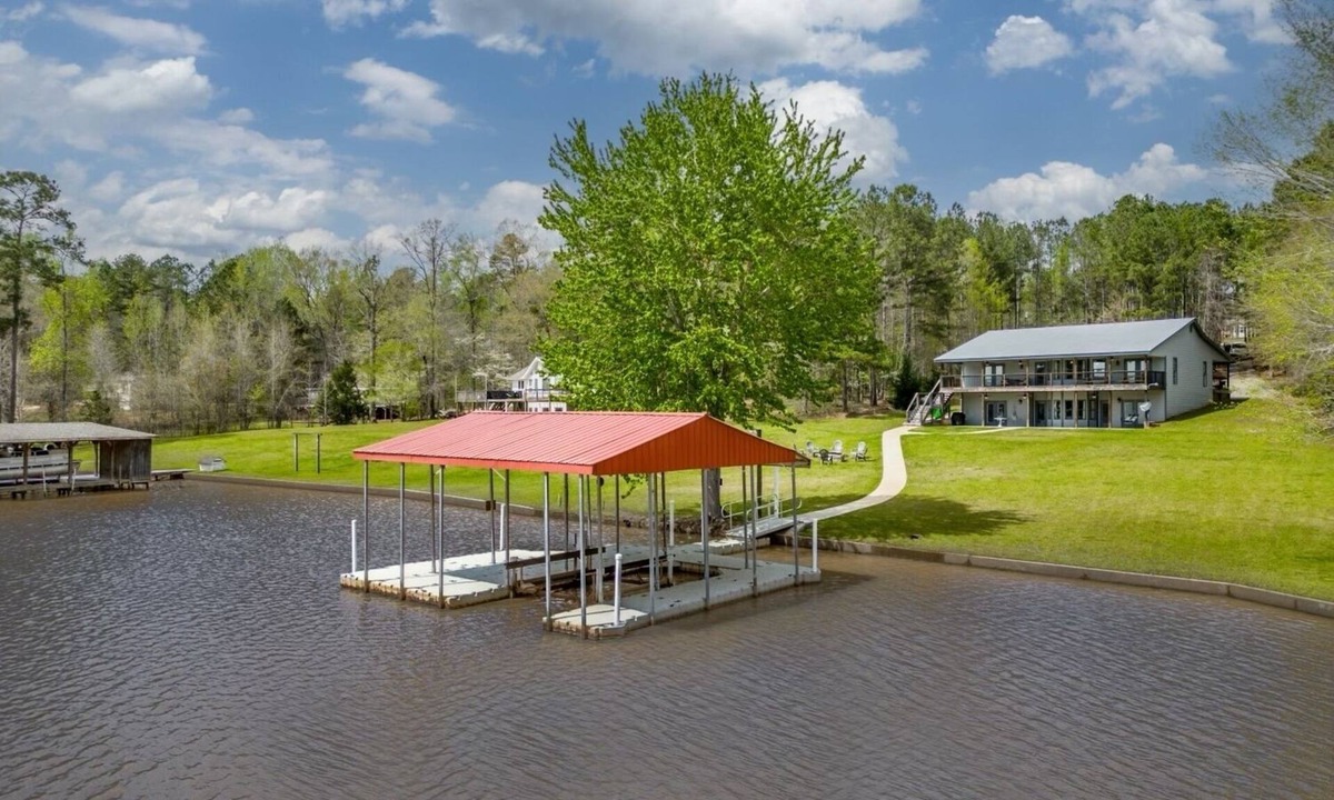Eatonton House | Sunset Estate 7 bedrooms, Sleeps 18! + Game Room