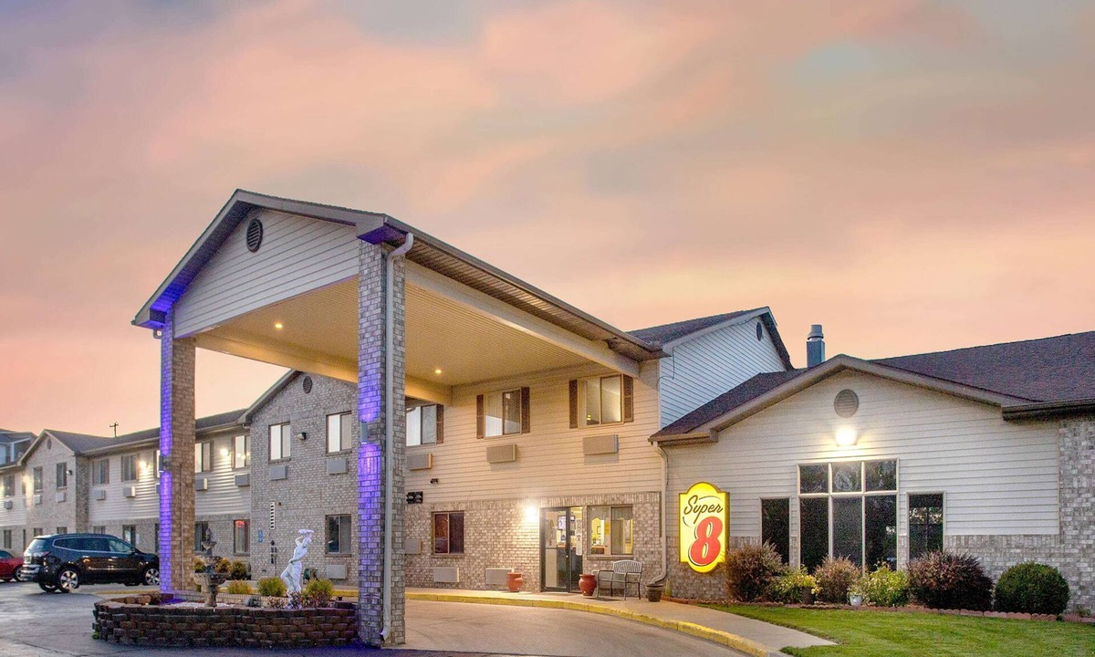 Big Rapids Hotel | Super 8 by Wyndham Big Rapids