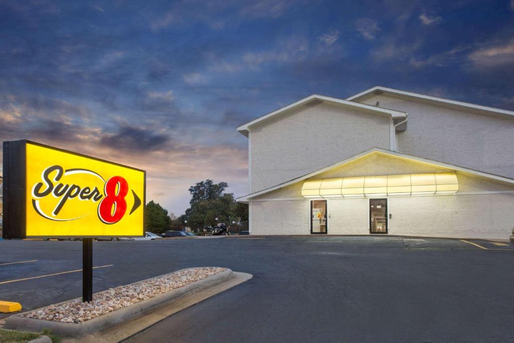 Columbus Hotel | Super 8 by Wyndham Columbus Airport