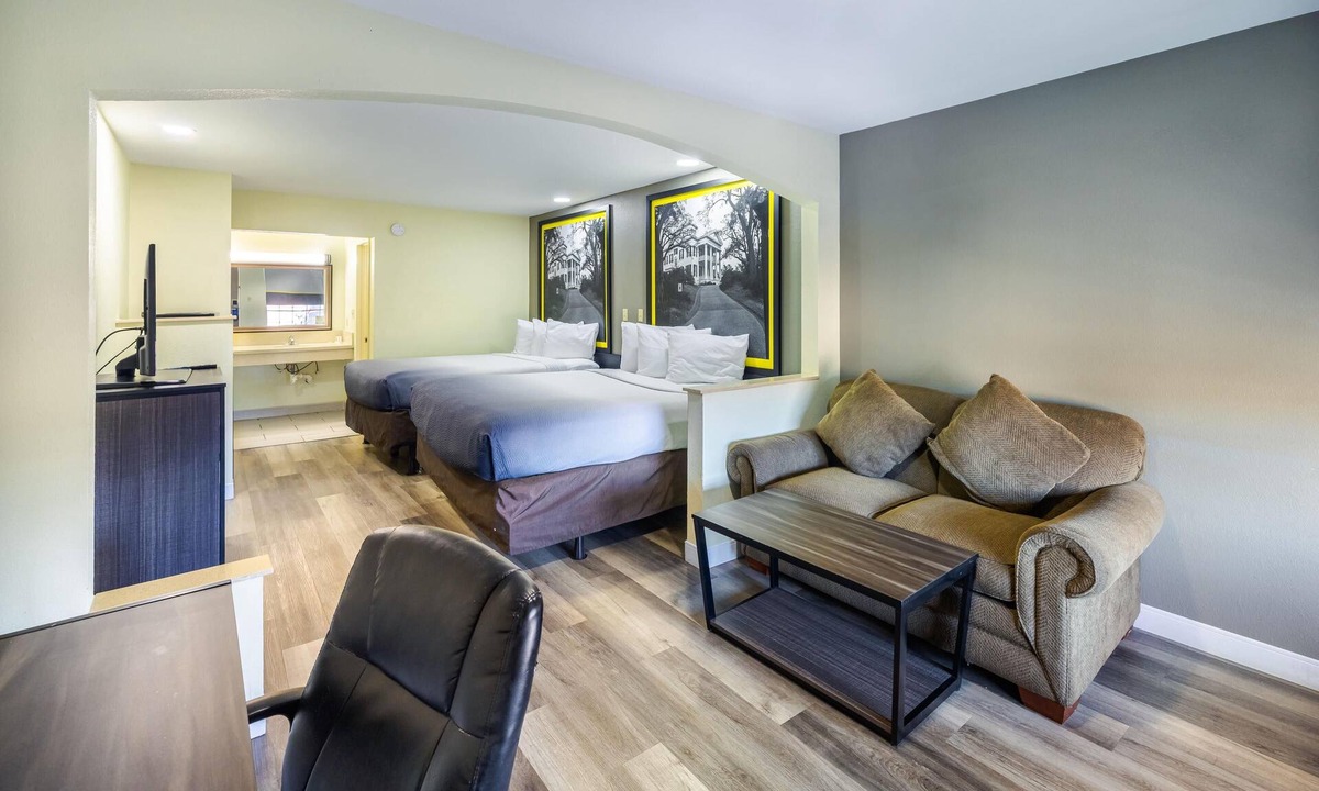 Greater Belhaven Hotel | Super 8 by Wyndham Jackson MS Near the Fairgrounds