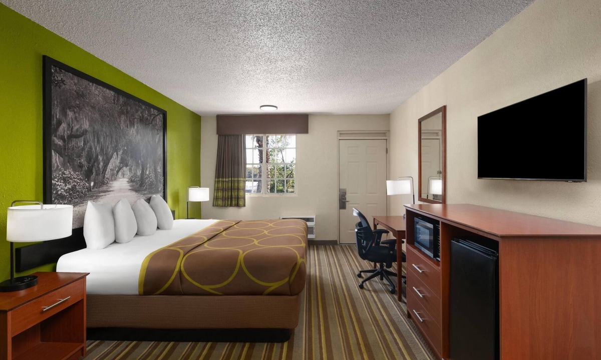 Lake City Hotel | Super 8 by Wyndham Lake City