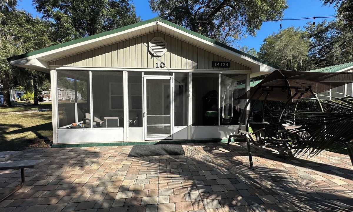 Salt Springs Cottage | t #10 2-bedroom cottage in Salt Springs Under New Manage. Ice machine on site.