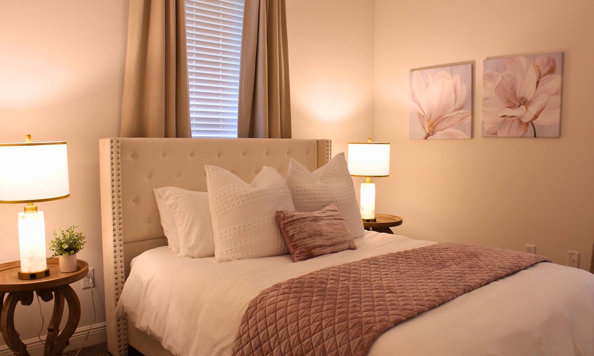 Long Beach House | The All-American Summer Getaway in the Heart of Long Beach! King suite, sleeps 6