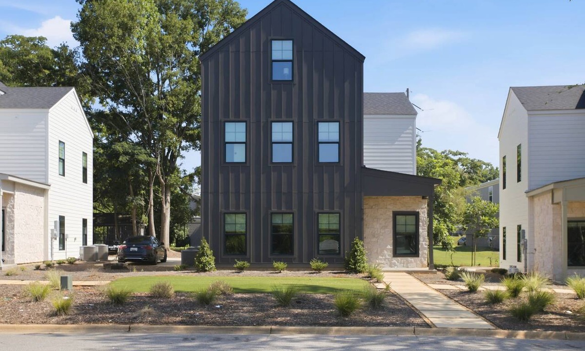 Cary Woods House | The Auburn Pride-Walk to Campus!