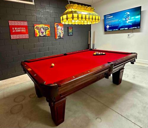 Sanford House | The Billiard close to downtown with fenced yard