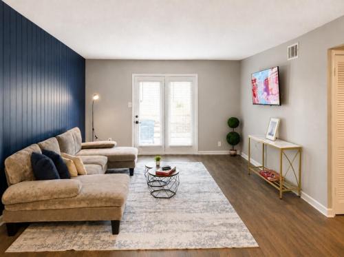 Shannon House | The Briar House Elegant Hoover Escape T1